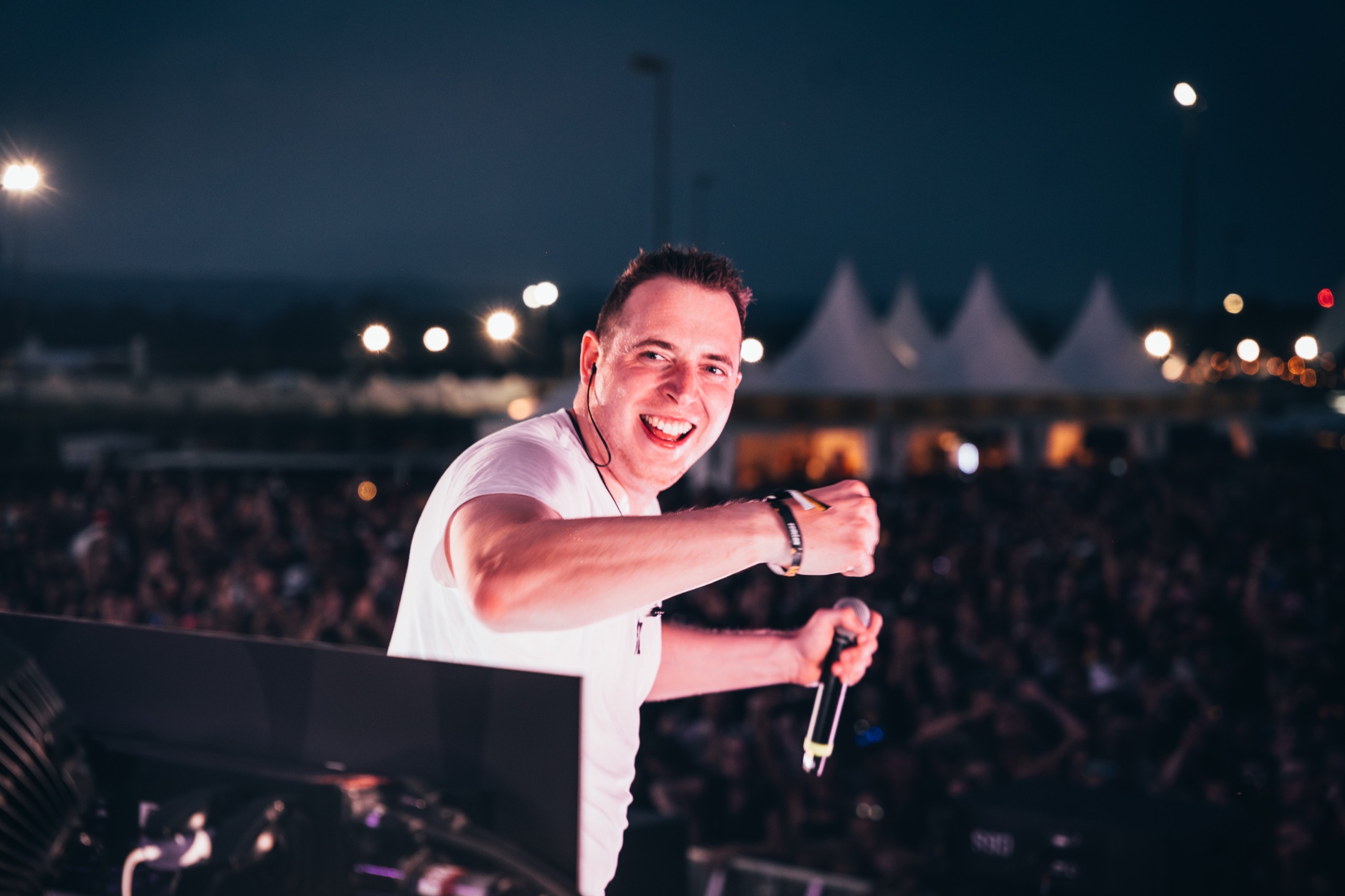 Künstler auf der Bühne vor jubelndem Festivalpublikum