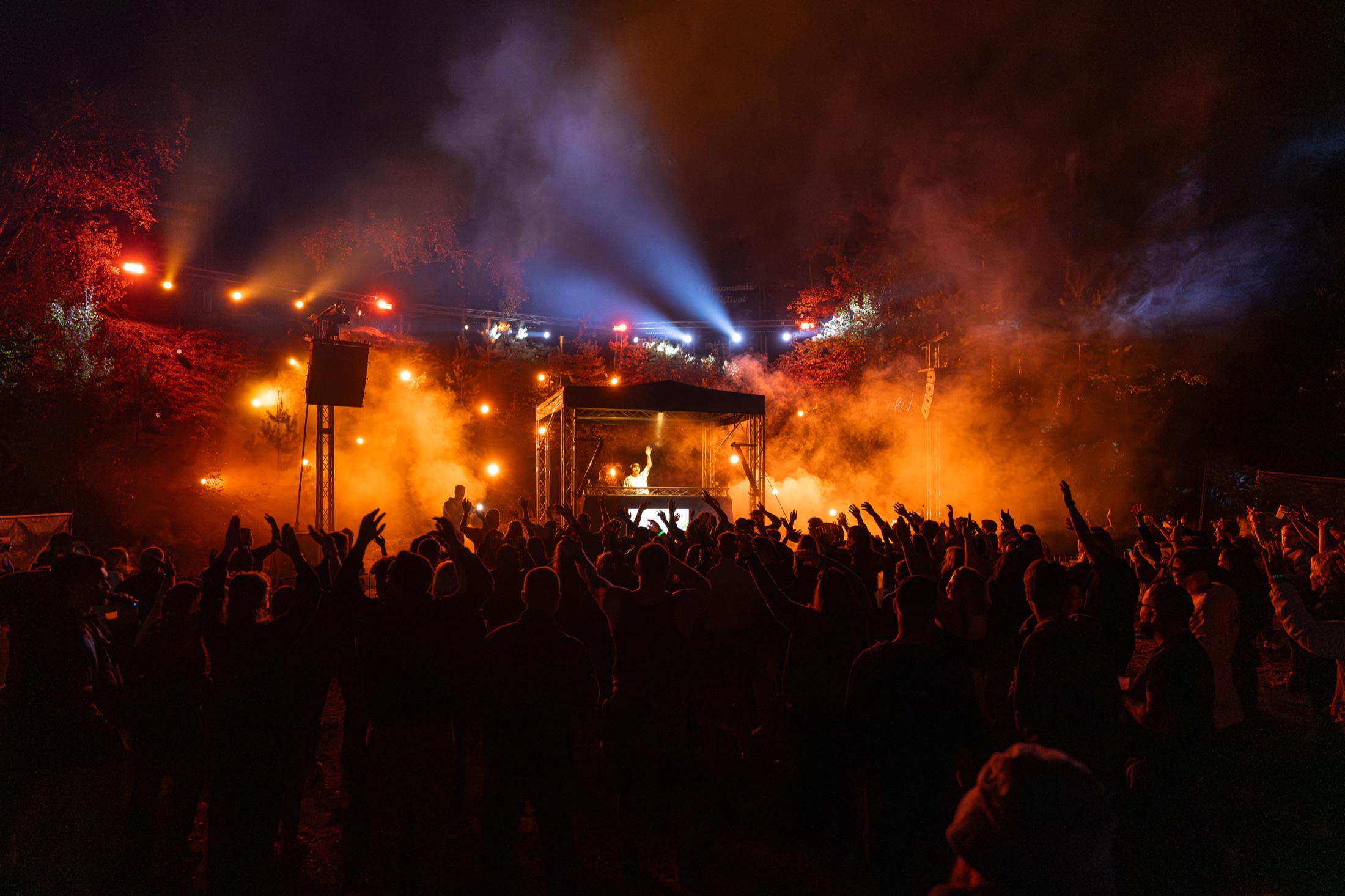 Festivalbühne mit bunter Beleuchtung in der Abenddämmerung