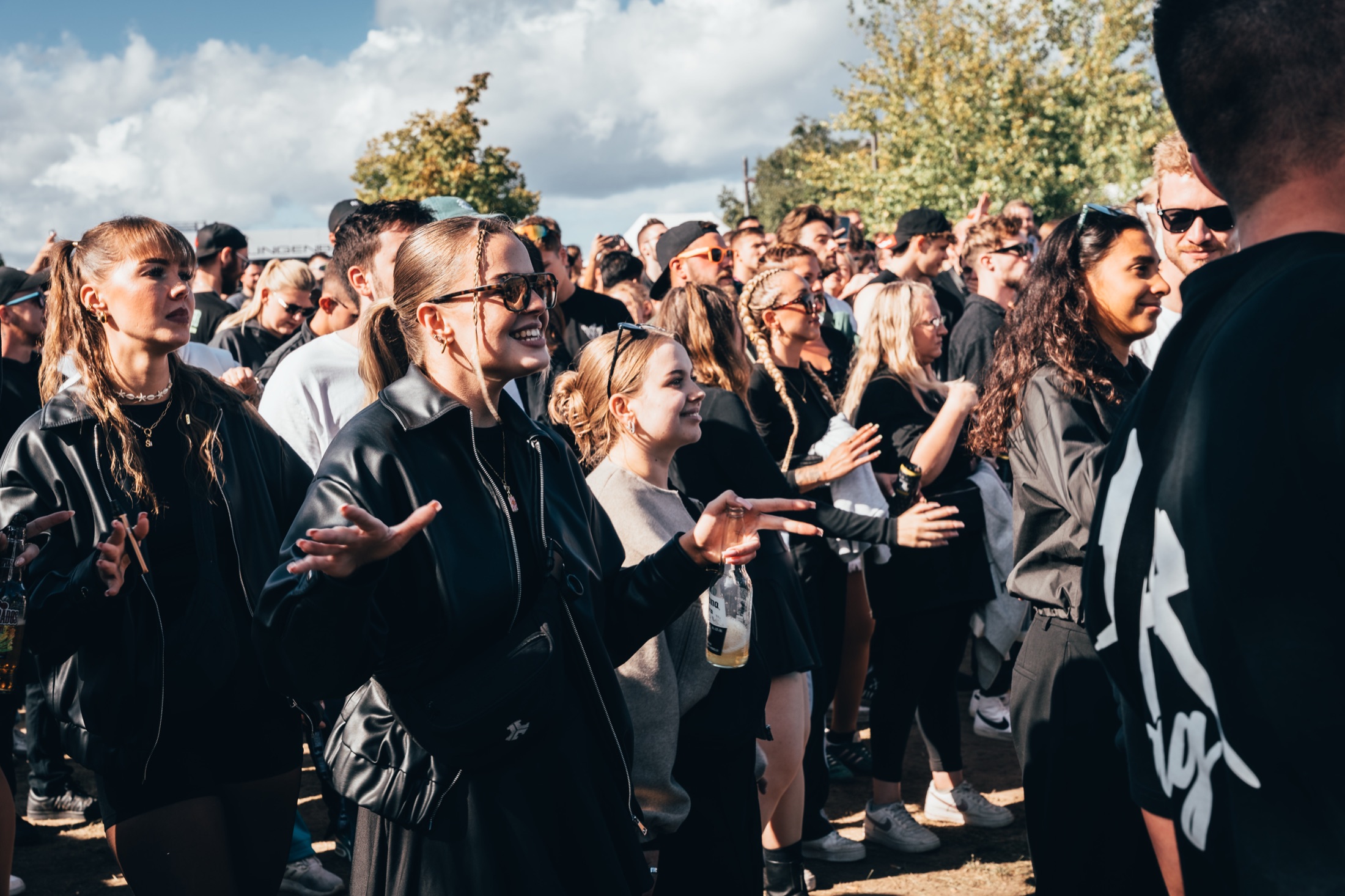 Gruppe von Besucherinnen und Besuchern dicht gedrängt